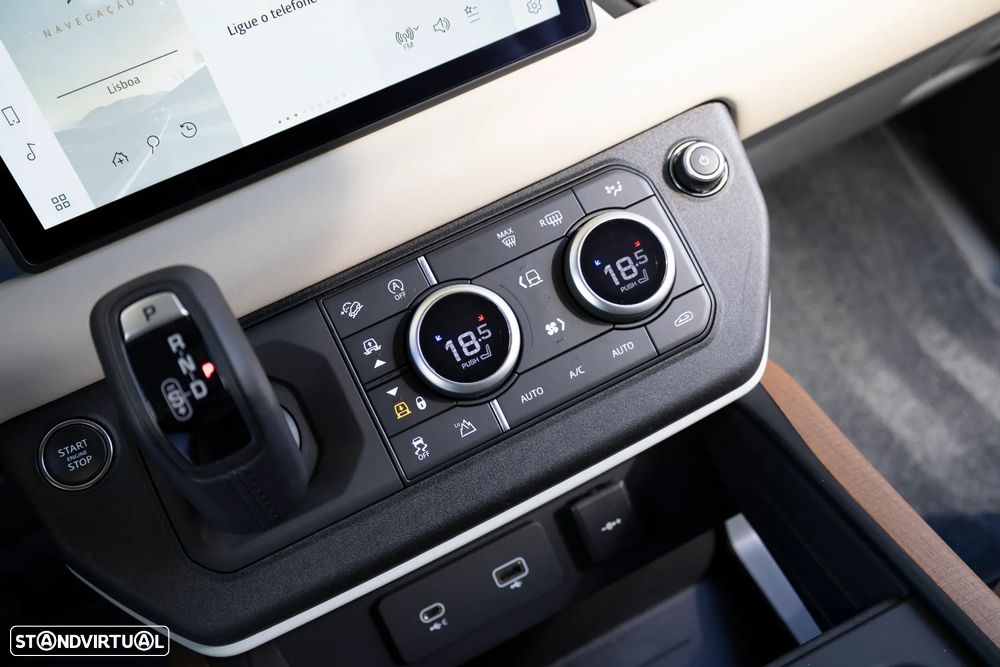 Land Rover Defender 3.0 I6 90 AWD SE - 32