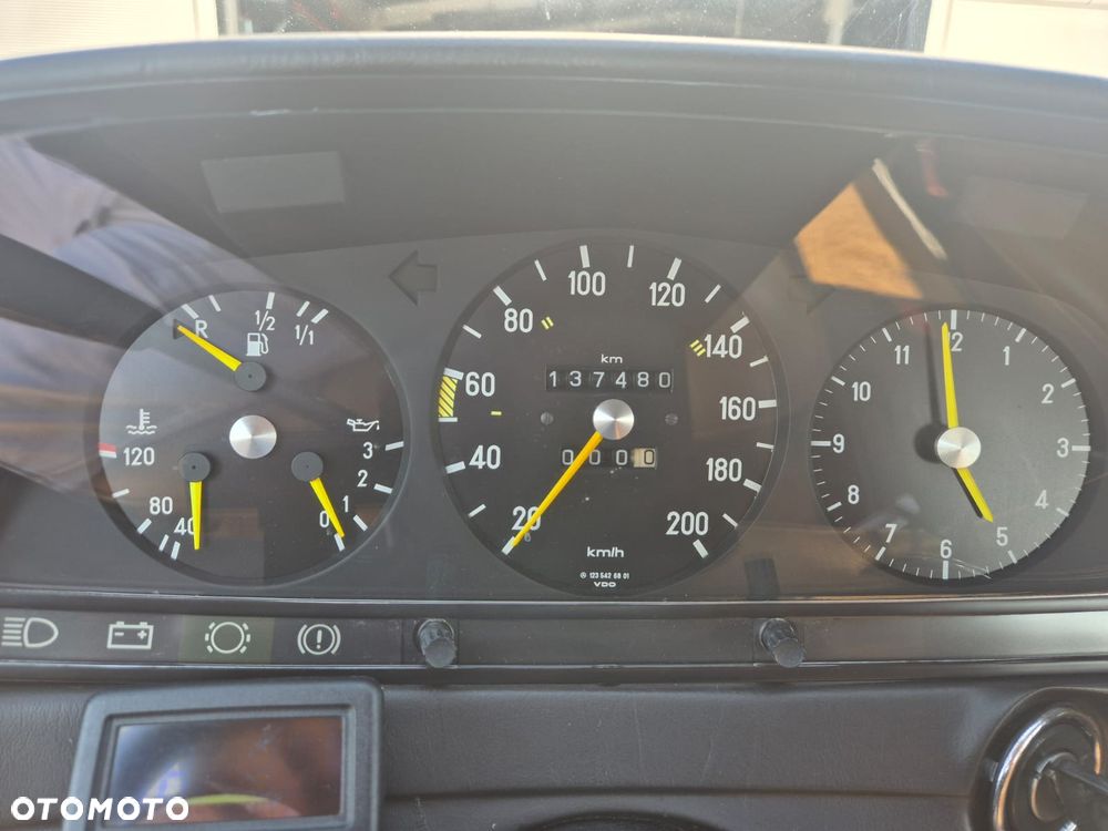 Mercedes-Benz W123 - 13