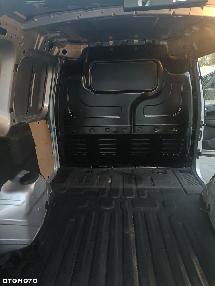 Ford Transit Courier - 10