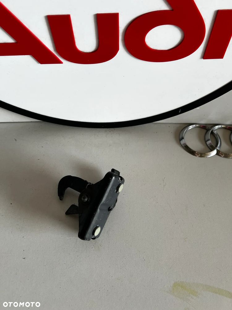 Audi A3 ZACZEP rygiel maski OE 8V0823480A - 1
