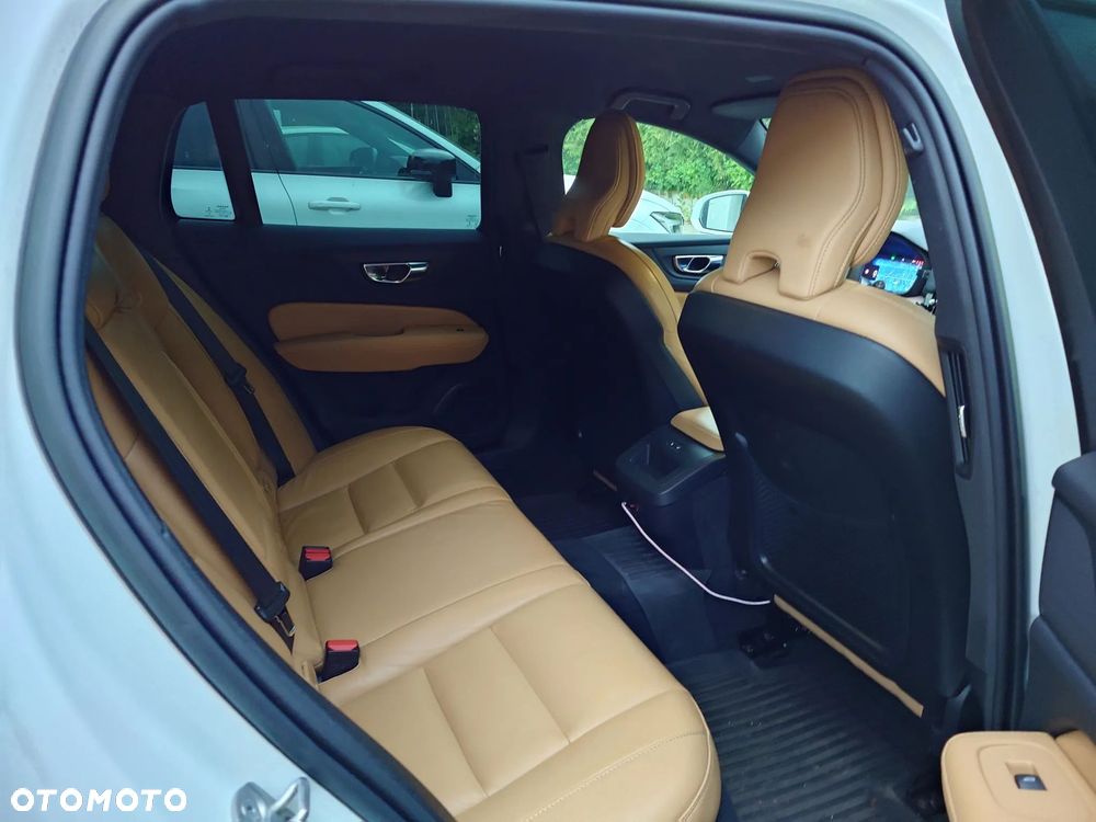 Volvo V60 Cross Country - 18