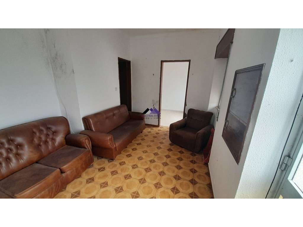 Casa Térrea para Recuperar nas Hortas com Grande Potencial - Grande imagem: 4/33