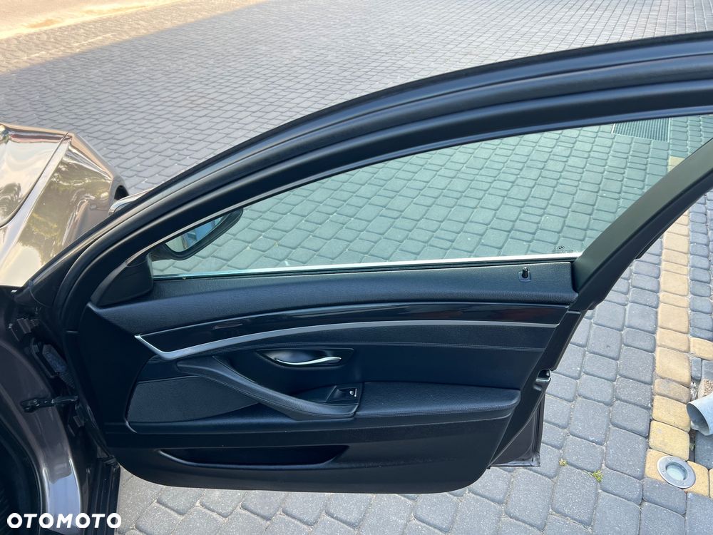 BMW Seria 5 525d - 28