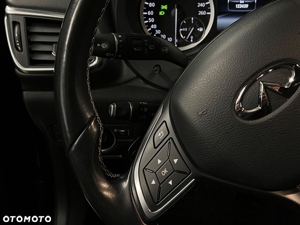 Infiniti Q30 1.6t Premium 7DCT - 30
