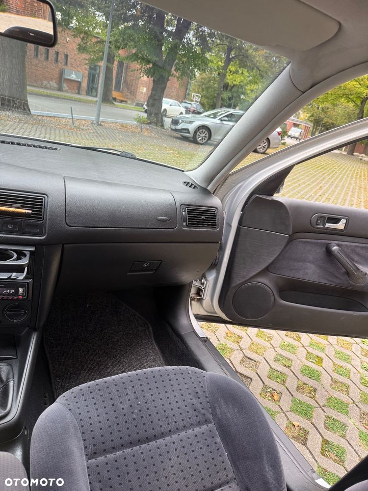 Volkswagen Golf IV 1.6 Highline - 32