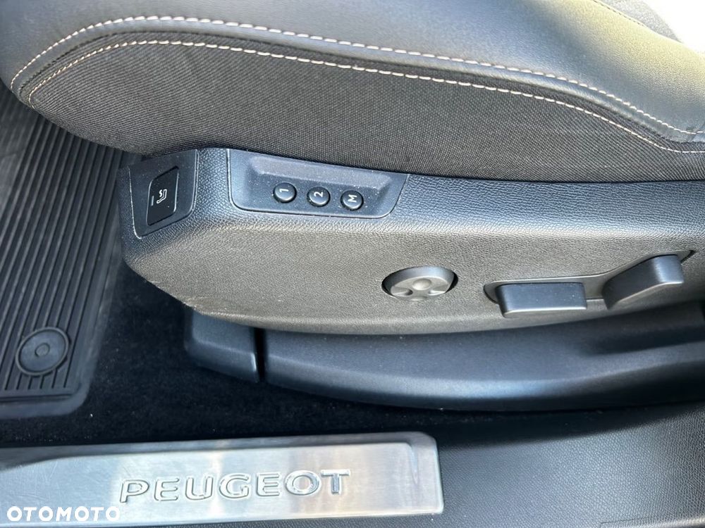 Peugeot 3008 1.6 PureTech HYbrid4 GT S&S EAT8 - 12