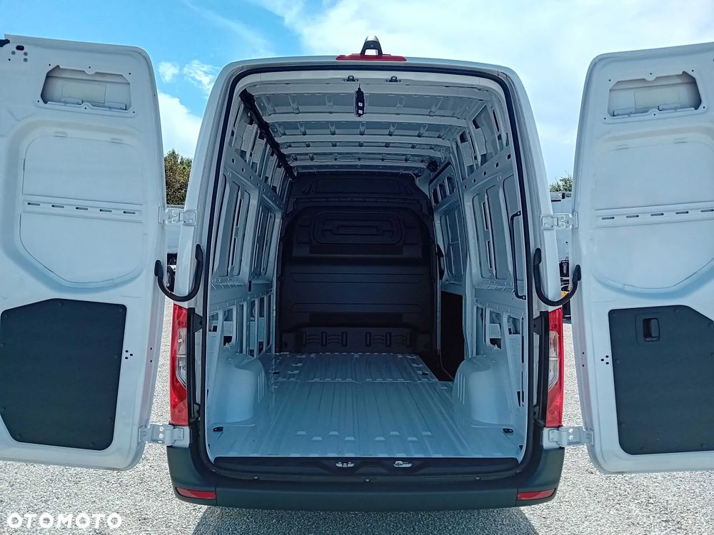 Mercedes-Benz Sprinter - 11