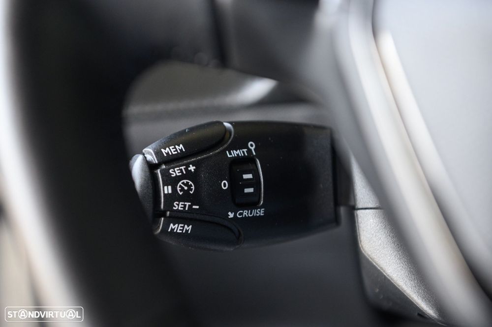 Peugeot 2008 1.2 PureTech Allure - 38