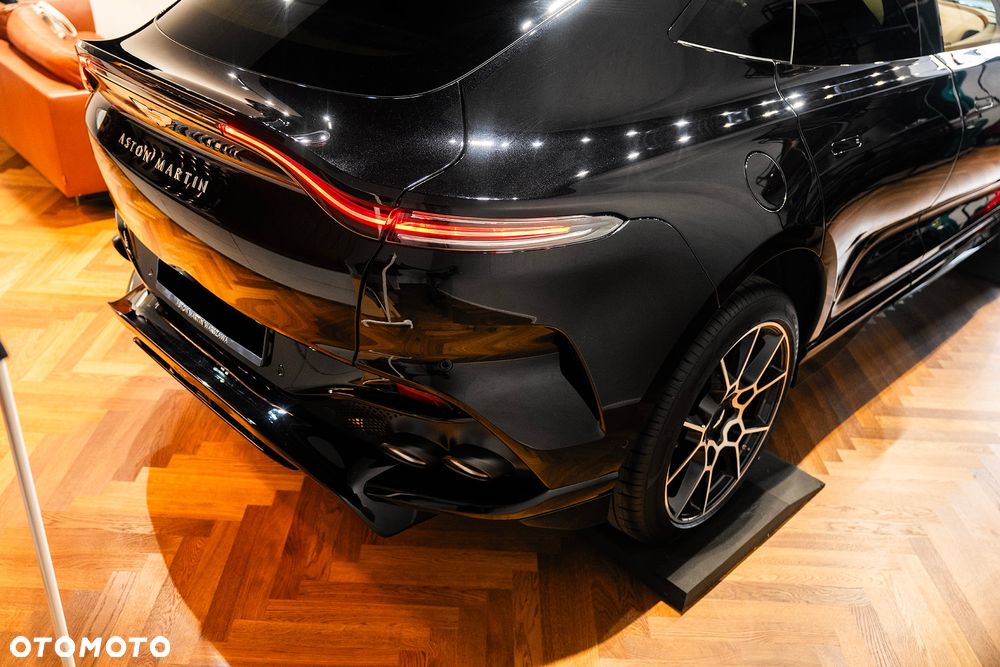 Aston Martin DBX - 6
