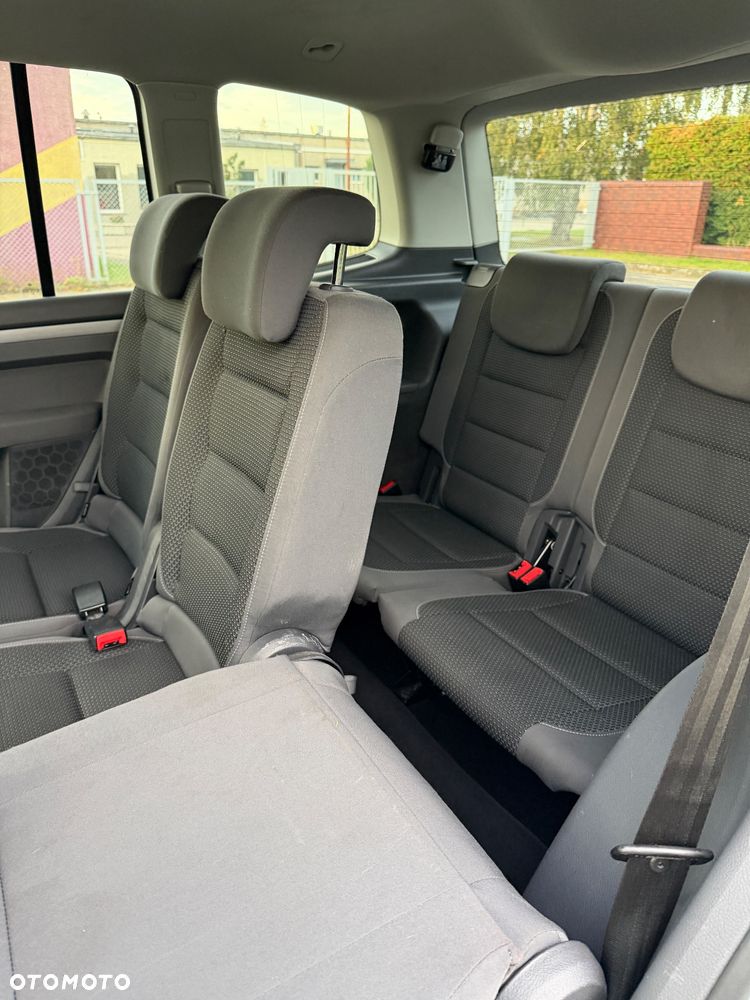Volkswagen Touran - 32