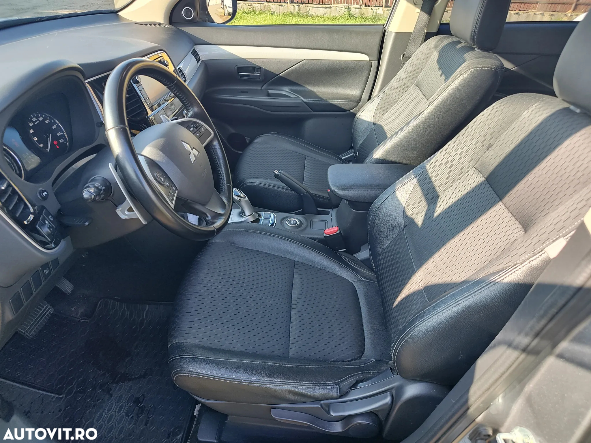 Mitsubishi Outlander 2.0 4WD Plug-In Hybrid - 13