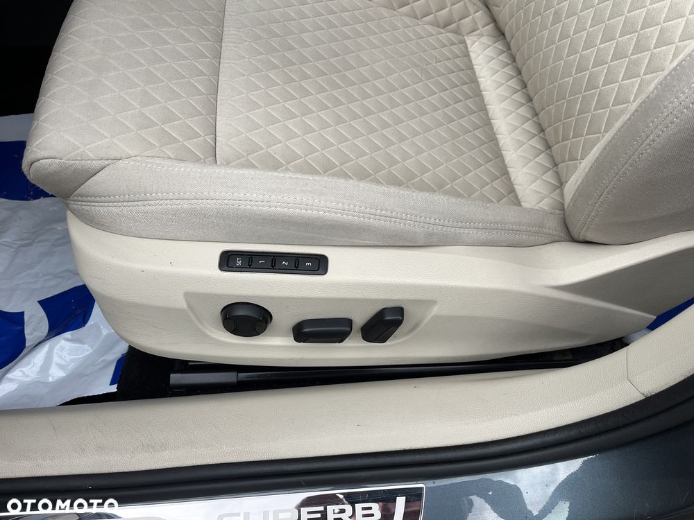 Skoda Superb 2.0 TDI DSG Premium Edition - 9