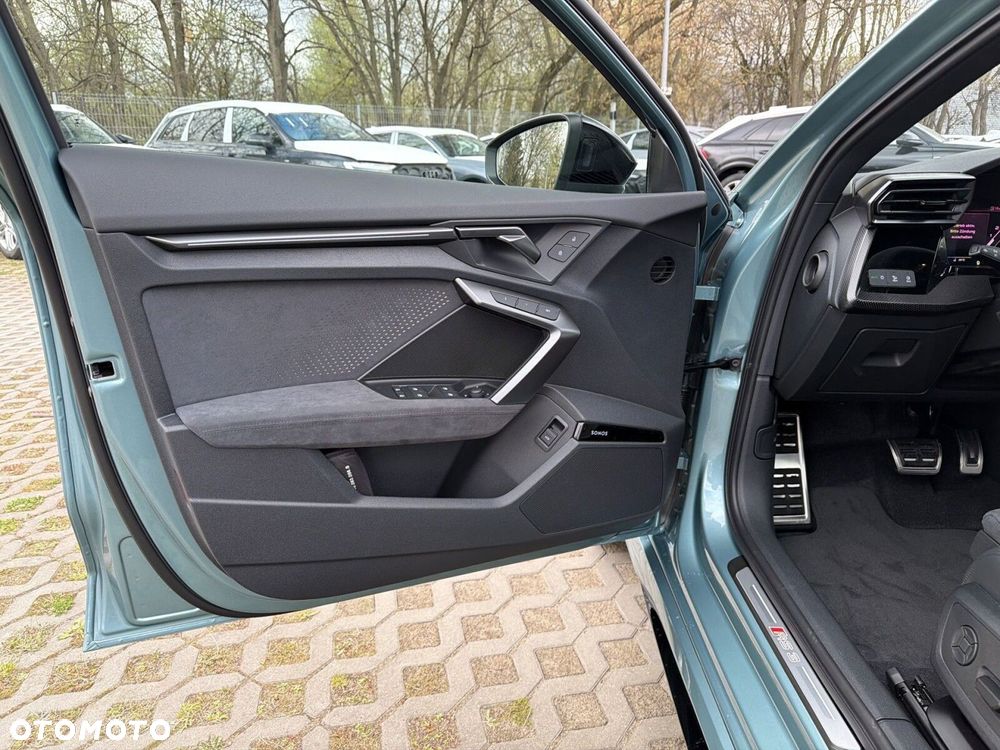 Audi RS3 Limousine - 11