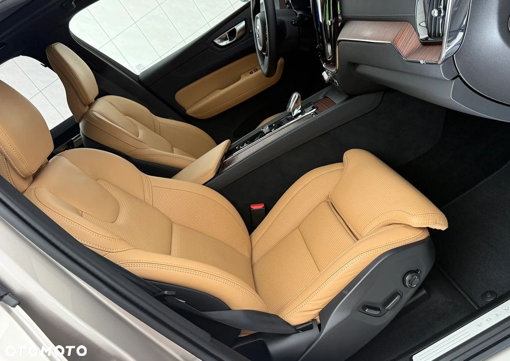 Volvo XC 60 B4 D Plus Dark - 28