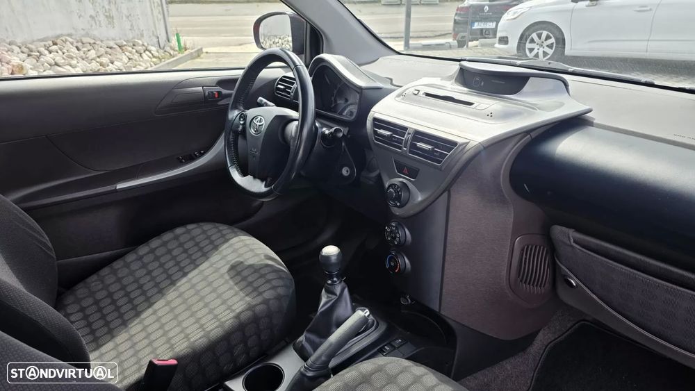 Toyota iQ 1.0 VVT-i - 13