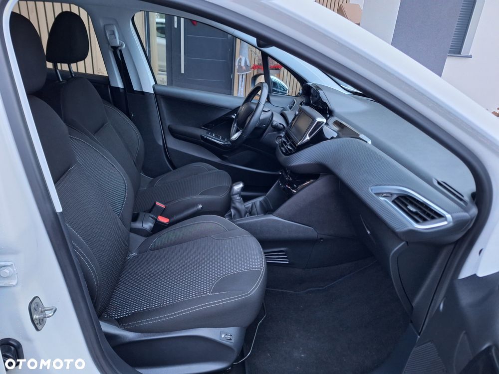 Peugeot 208 - 8
