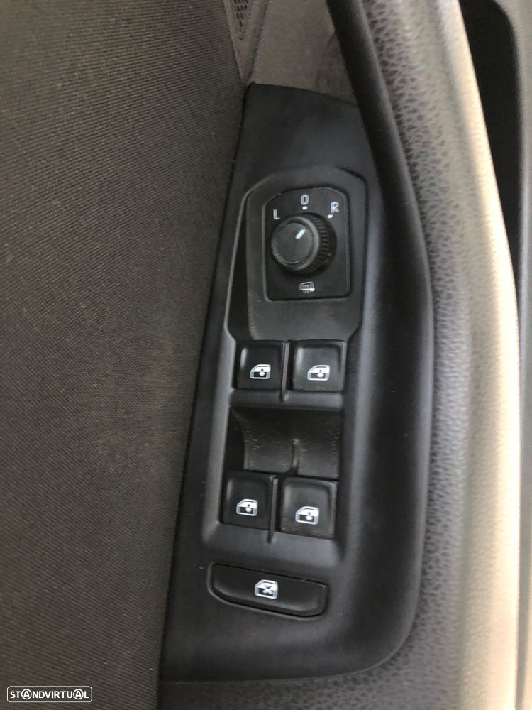 VW Passat Variant 2.0 TDi Business DSG - 37