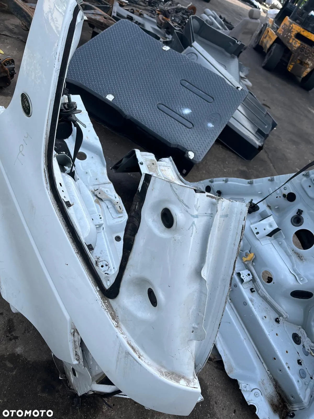 Błotnik tył tylny lewy ćwiartka Land Rover Discovery Sport L550 - 2