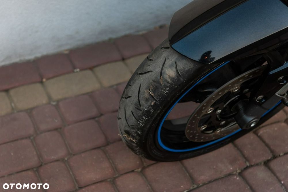 Suzuki GSR - 8