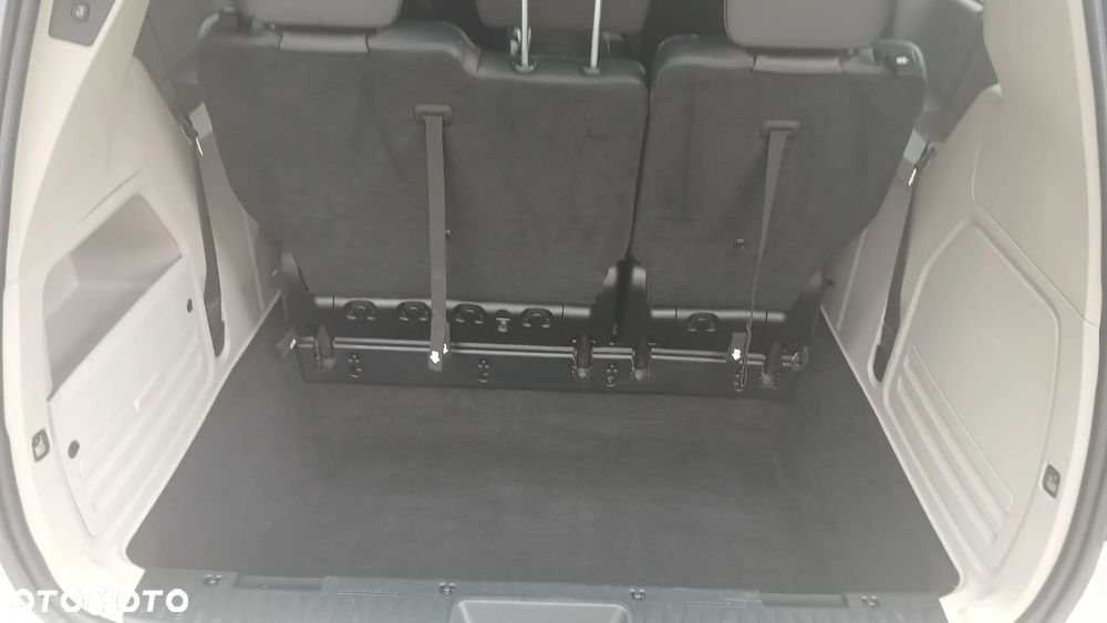 Chrysler Town & Country 3.6 Limited - 16