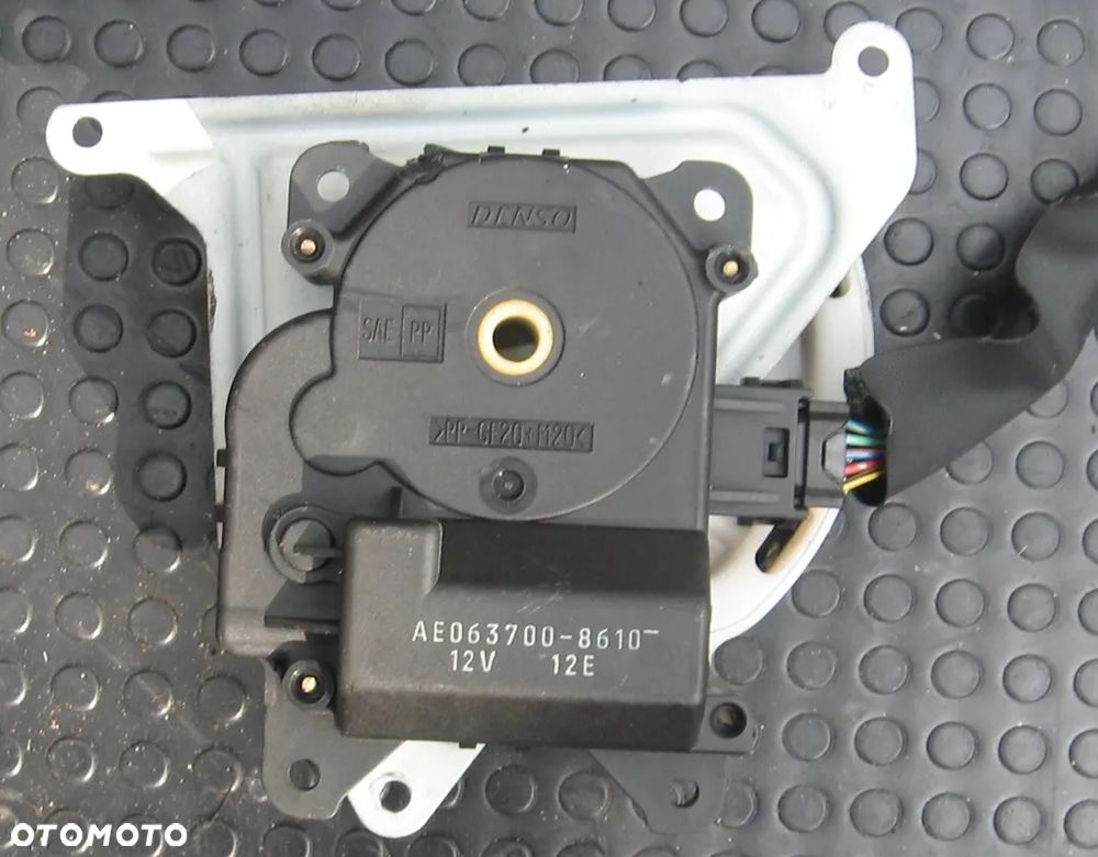 silniczek klapy nawiewu AE063700-8610 AVENSIS T25 COROLLA E12 - 1