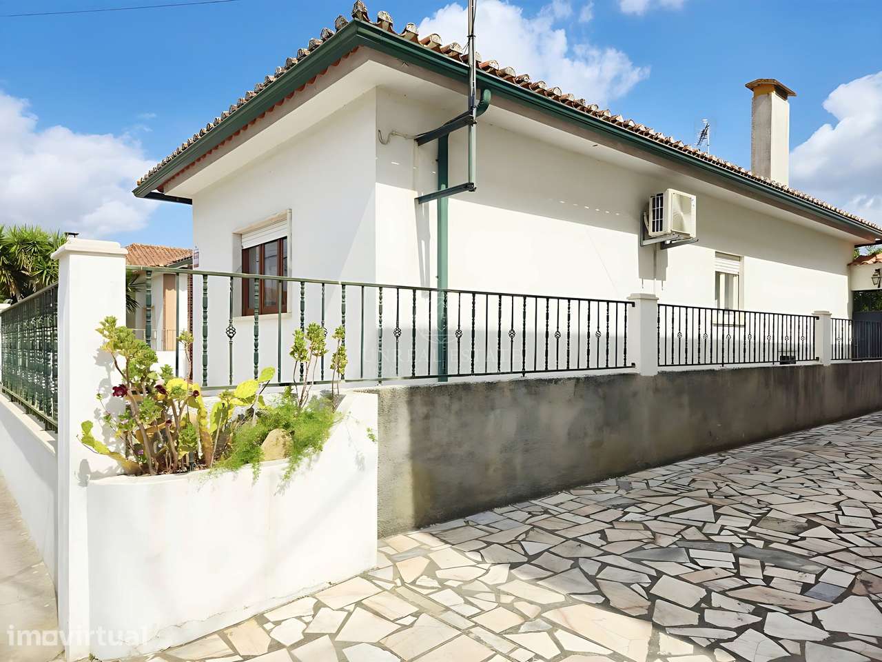 Moradia T3 Térrea Isolada com Jardim, Garagem e Churrasqueira | a 5 Mi - Grande imagem: 3/60