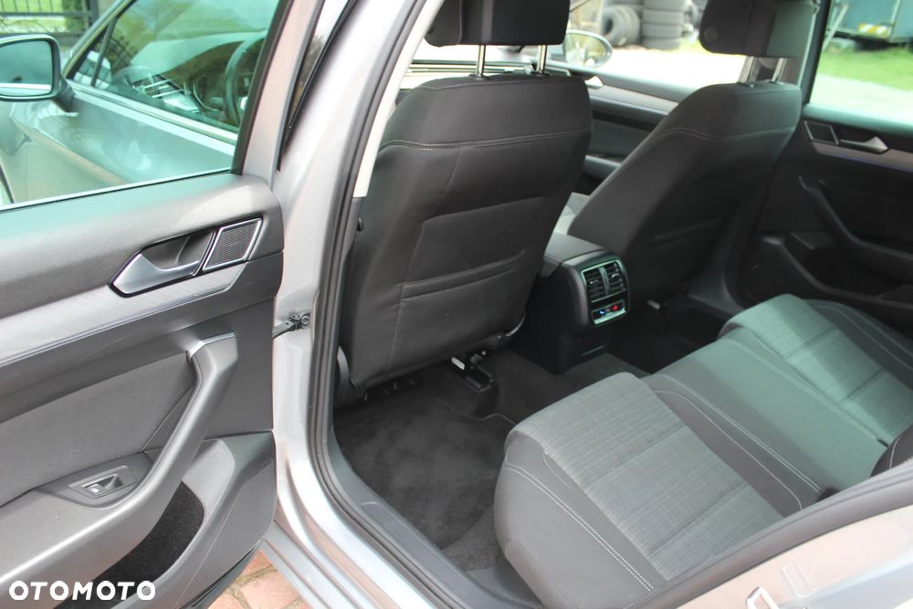 Volkswagen Passat 2.0 TDI SCR Trendline DSG - 13