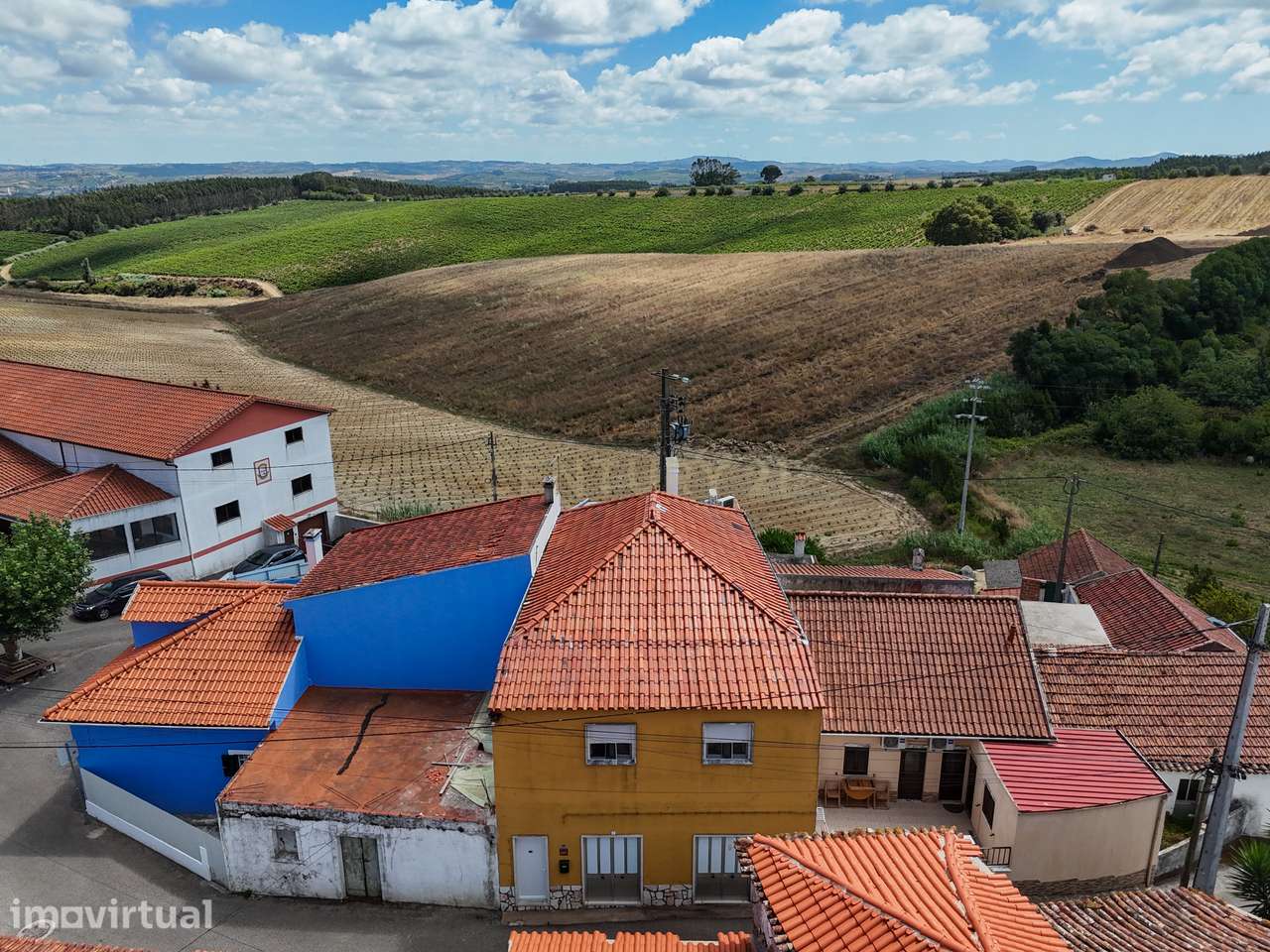 Moradia T3 com rés-do-chão comercial e jardim na Portela, Vila Verde d - Grande imagem: 5/37