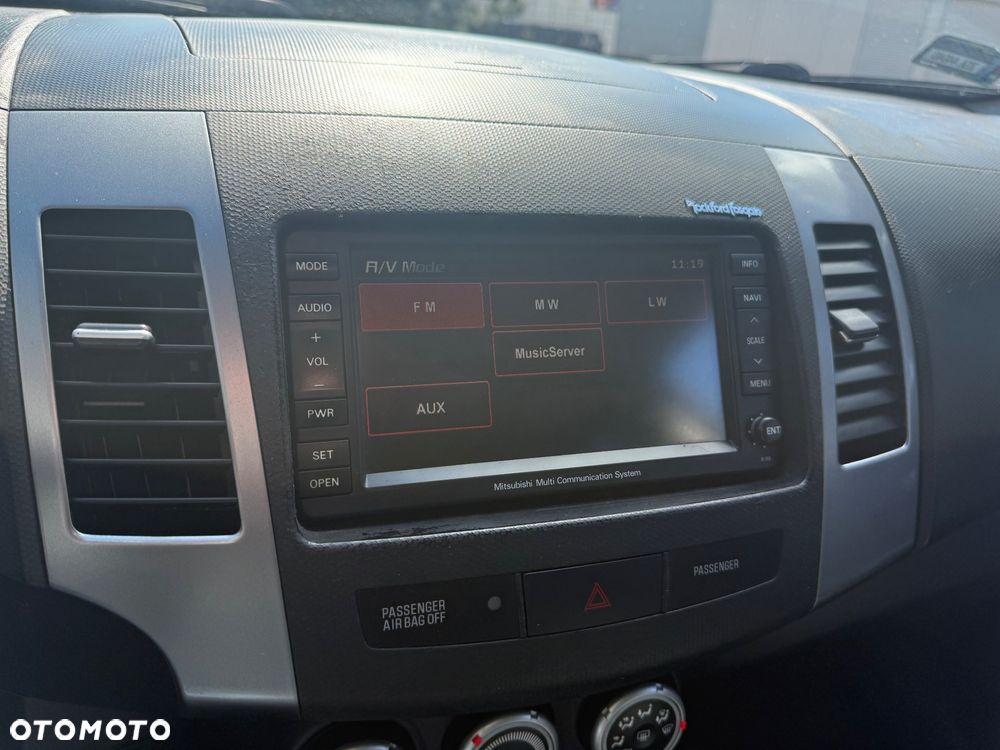 Mitsubishi Outlander 2.4 Instyle NAVI CVT - 17