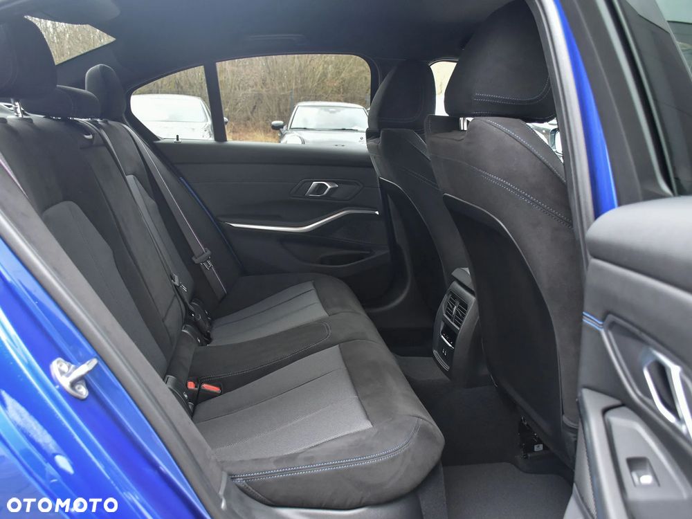 BMW Seria 3 320i xDrive - 16