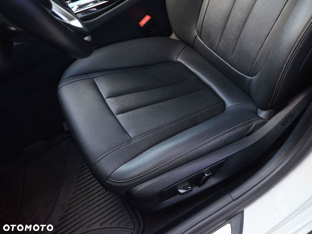 BMW Seria 5 518d mHEV - 23