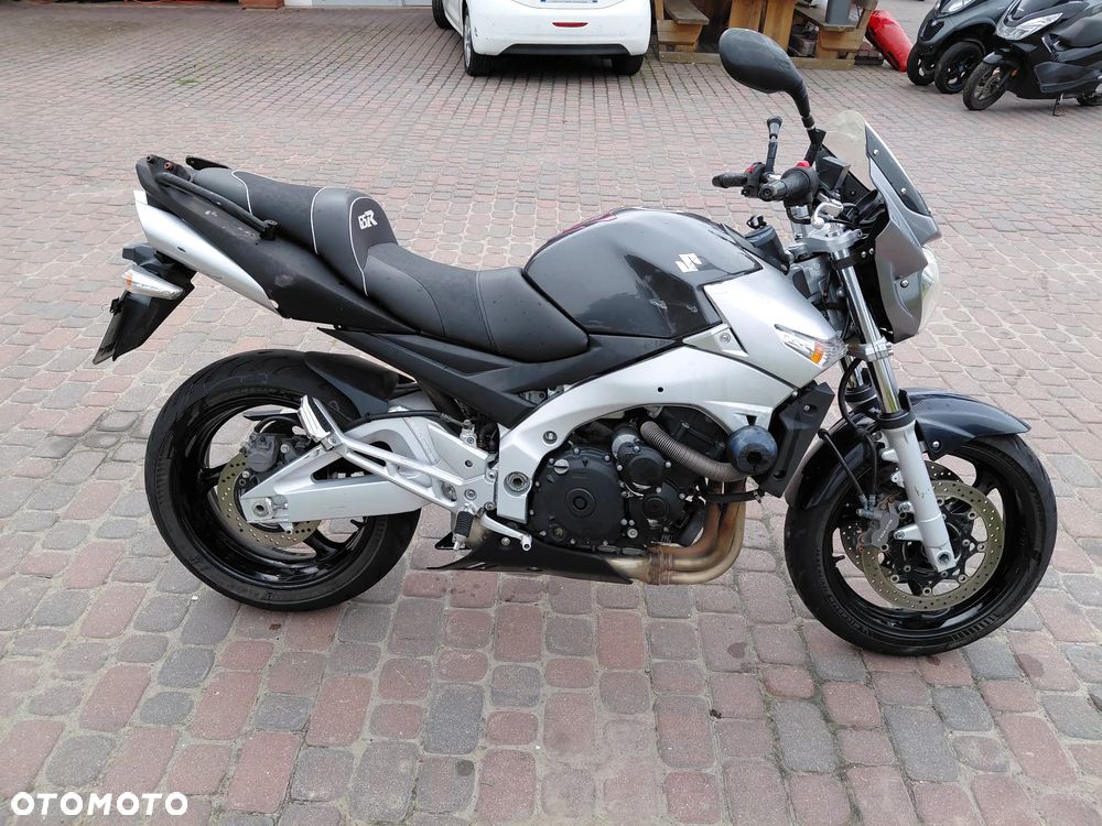 Suzuki GSR - 6