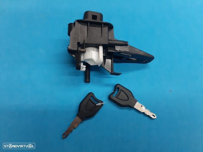 Botão fecho mala Renault Clio II de 1998 a 2001  (7701471225) NOVO - 2