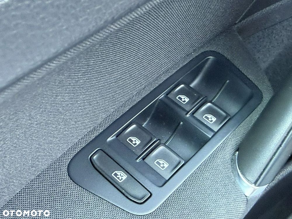 Volkswagen Golf 1.5 eTSI OPF DSG R-Line - 11