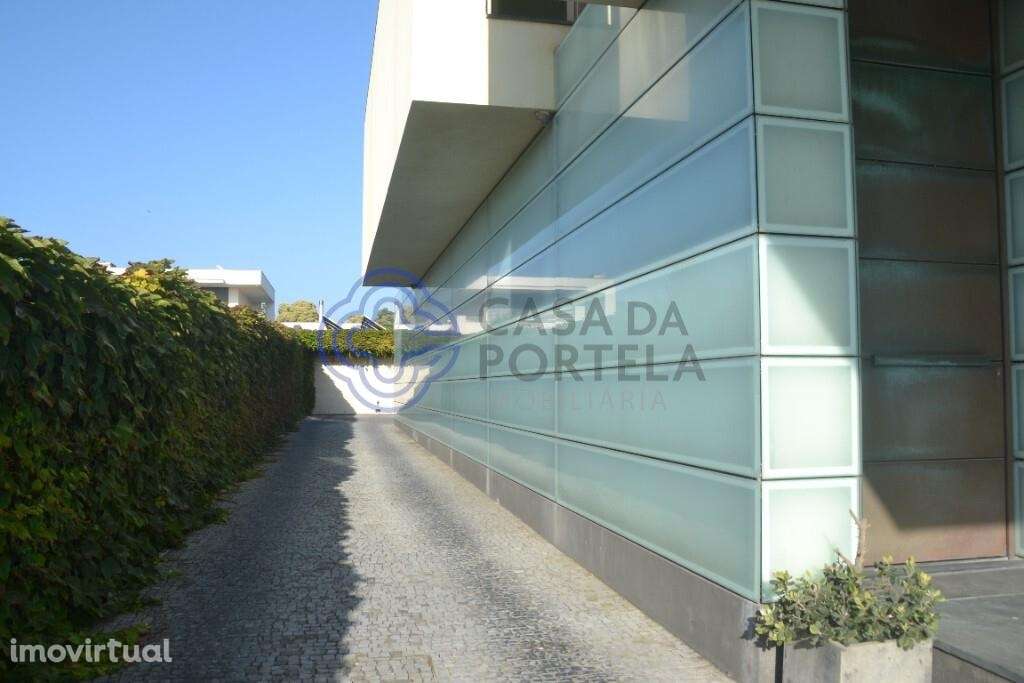 Moradia T4 + 2 com piscina interior de 4 frentes, na praia de Valadare - Grande imagem: 4/52