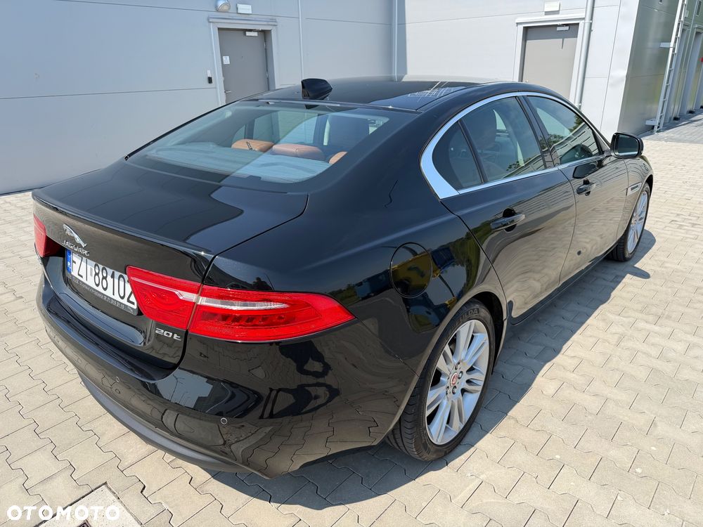 Jaguar XE 2.0 T Portfolio - 14