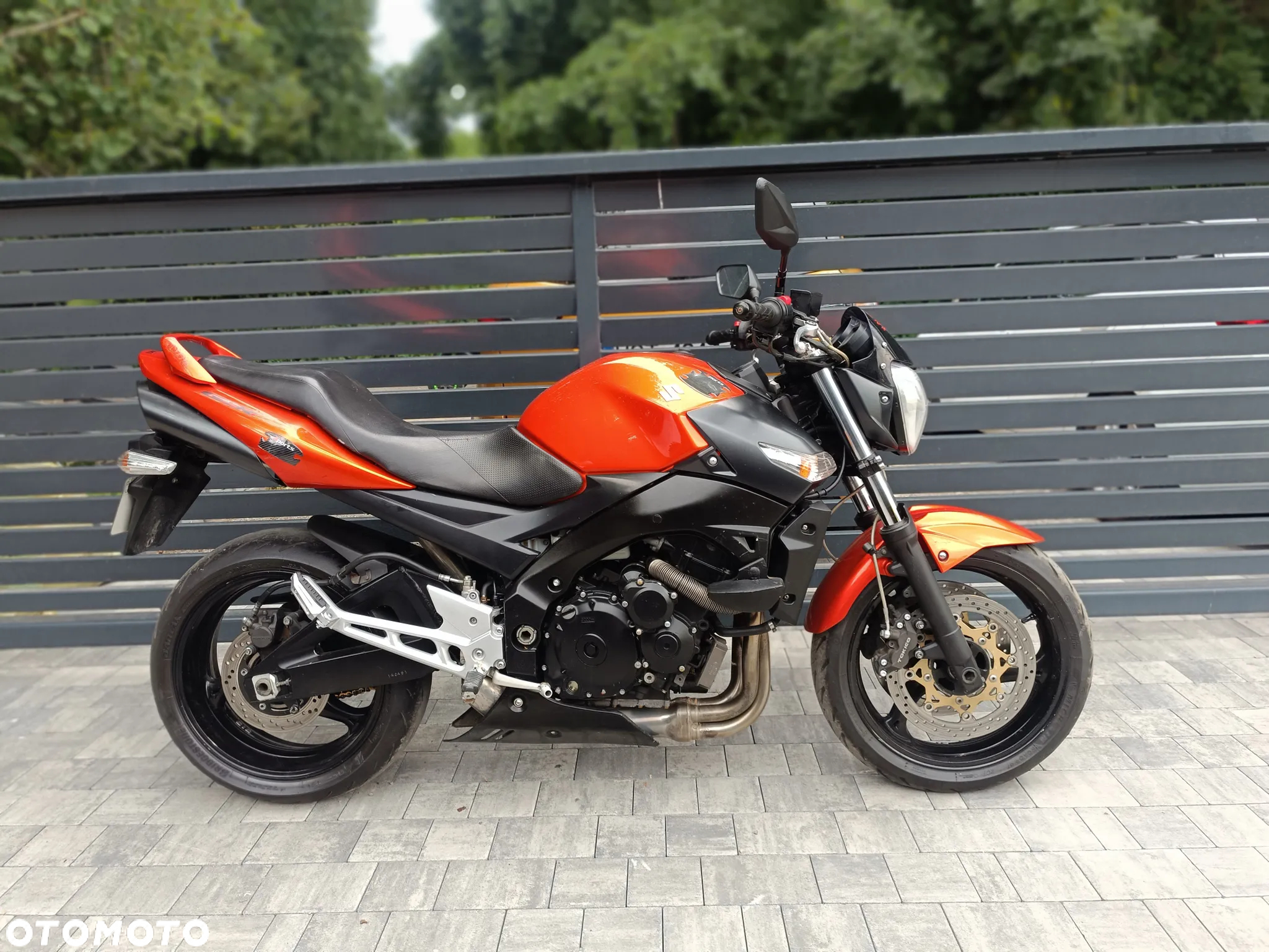 Suzuki GSR - 11