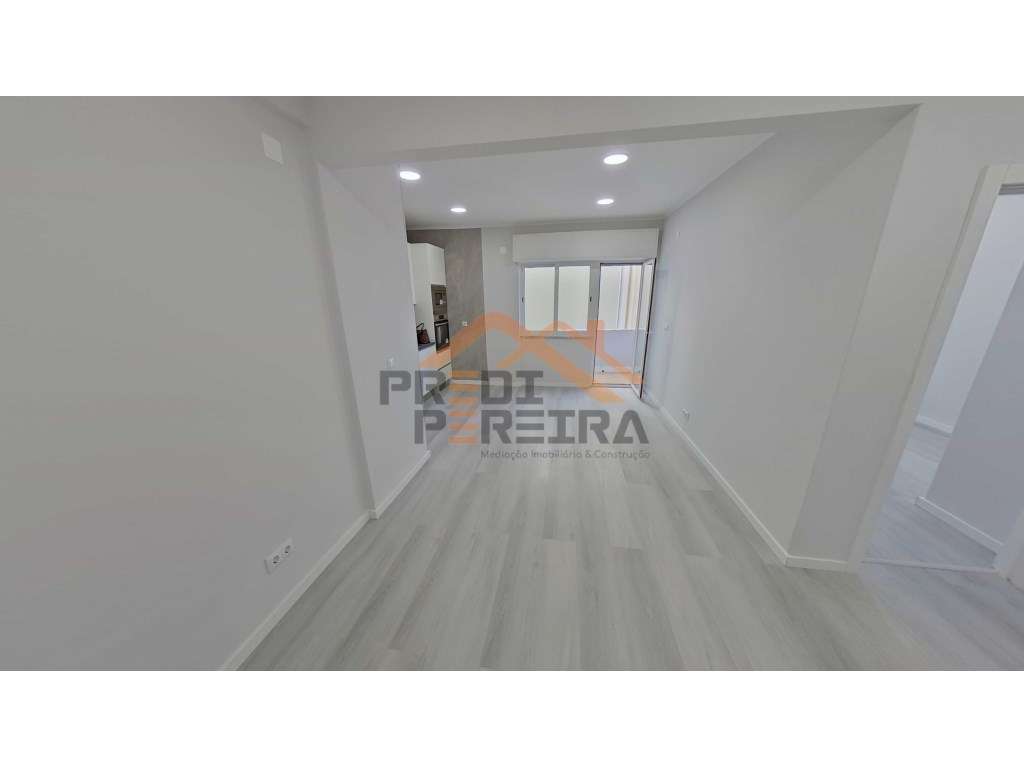 Situado no centro da Amadora. T1 com varanda, remodelado. - Grande imagem: 4/26