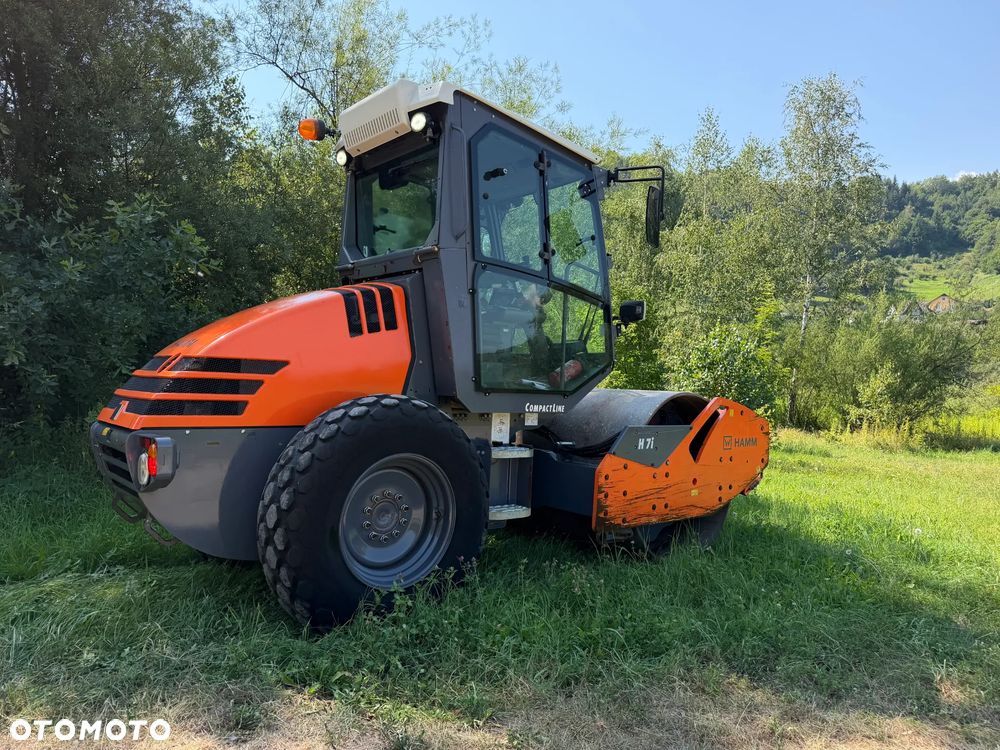 Hamm H 7i Walec Terenowo Drogowy Guma Stal. 6,5 tony 8ton. Import Norwegia 2017 rok. 1600 mtg. silnik KUBOTA 4cyl. Maszyna nie różni się od Nowej z salonu! Klimatyzacja wentylacja. Serwisy w Dekra AKTUALNE. Zero zniszczeń IGŁA !! Gotowy do długiej pracy. Po dużych serwisach eksploatacyjnych w Norwegii. Walec z Upadłości od pierwszego właściciela. Jego historia od nowosci to jedna inwestycja miejska! Jedyna taka okazja! Szerokość 168cm. Bardzo mały walec a moc Potężna! Full Wypas Wersja Norweska. Opony piękny stan. Ani deka luzów i wycieków. OKAZJA - 2