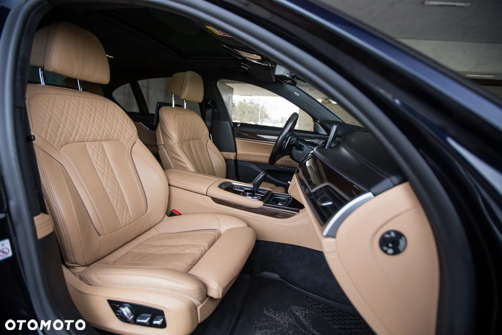 BMW Seria 7 745e sport - 21