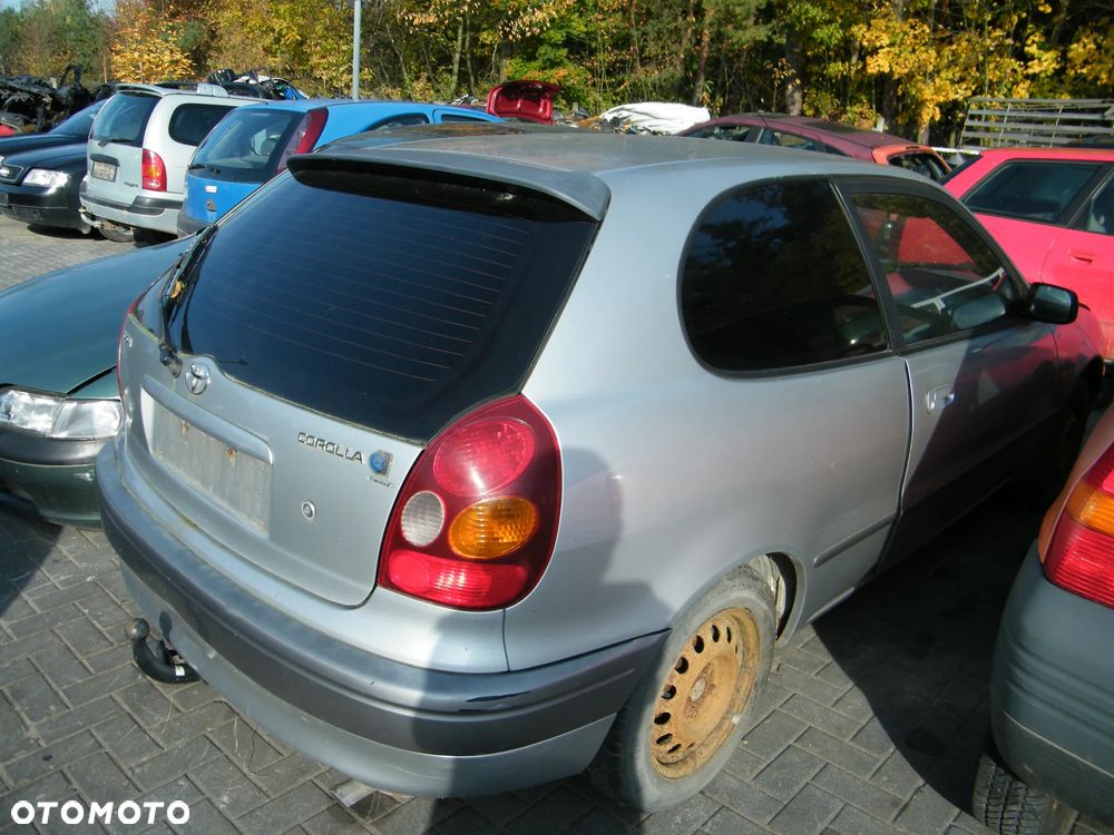 Toyota Corolla VIIII E11 (97-99r.) 1.3B 85KM.Silnik 4E-FE Skrzynia C150 Lakier 199. Cały na części GWARANCJA !!!!  Przód Tył Zestaw Komplet Drzwi Klapa Zderzak Błotnik Maska Grill Atrapa Szyba Pas Lampa Lusterko Boczki Fotel Kanapa Kokpit Deska Rozdzielcza Przełącznik Włącznik Sterownik Przewody Wiązka Instalacja Moduł Komputer Czujnik Listwa Pompa Alternator Wtryski Głowica Rozrusznik Kompresor Sprzęgło Dwumas Silnik Skrzynia ABS Klimatyzacji Paliwa Wspomagania Kolektor Turbina Przepustnica Zawór Chłodnica Koło Hak Belka Sanki Zawieszenie Mcpherson Półoś Amortyzator Wydech Tłumik Zacisk Most - 5