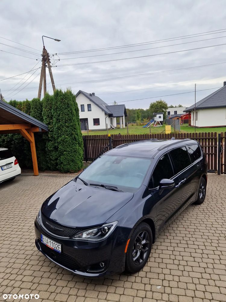 Chrysler Pacifica - 2