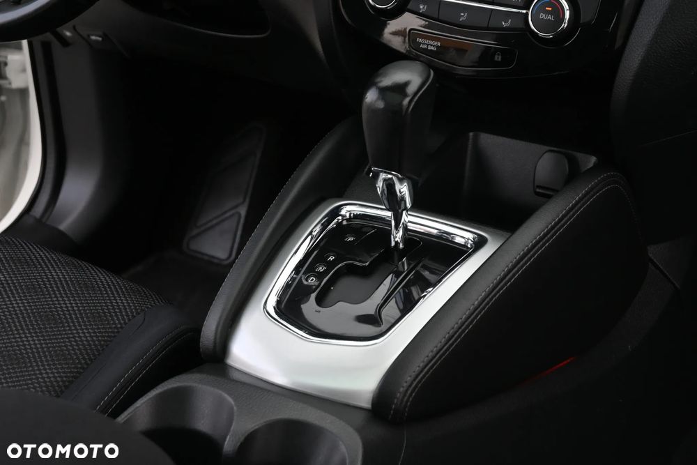 Nissan Qashqai 1.2 DIG-T Xtronic TEKNA - 32