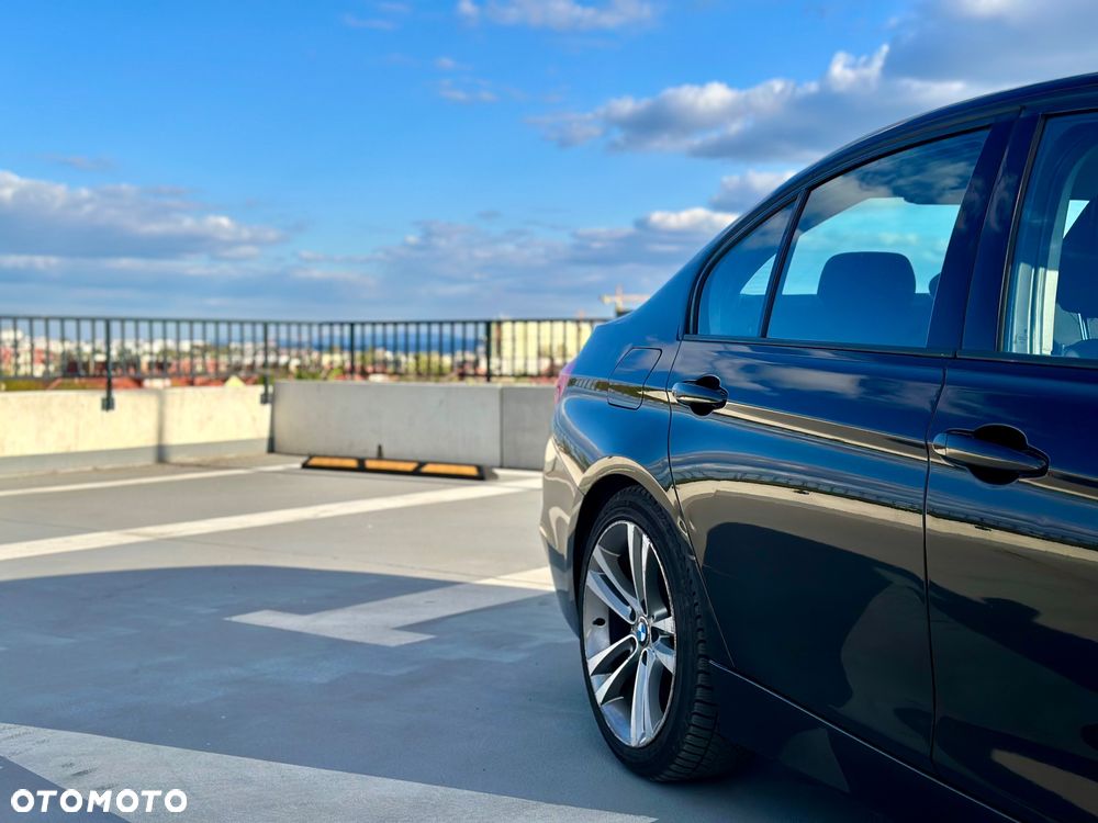 BMW Seria 3 320d DPF Edition Sport - 12