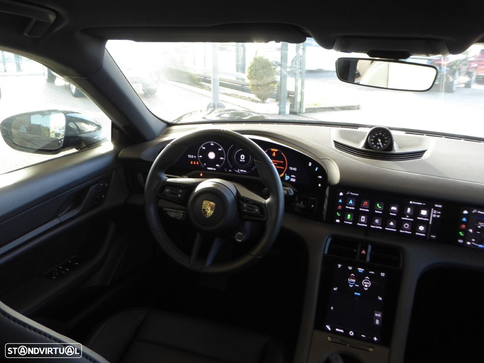 Porsche Taycan Cross Turismo 4 - 33