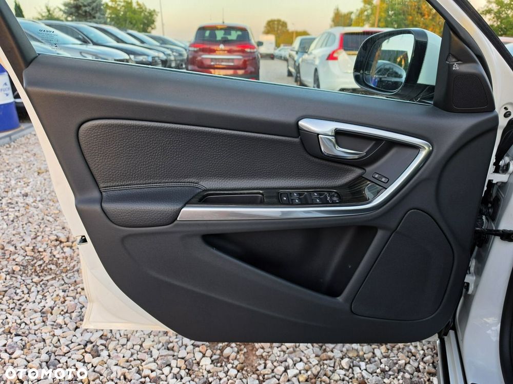 Volvo V60 D6 AWD Plug-in Hybrid Summum - 25