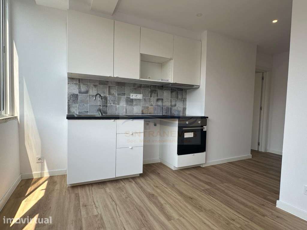 T2 Totalmente Remodelado na Damaia - Pronto a Habitar - Grande imagem: 4/27