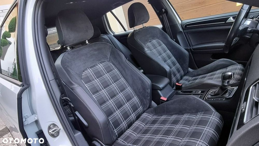 Volkswagen Golf - 22
