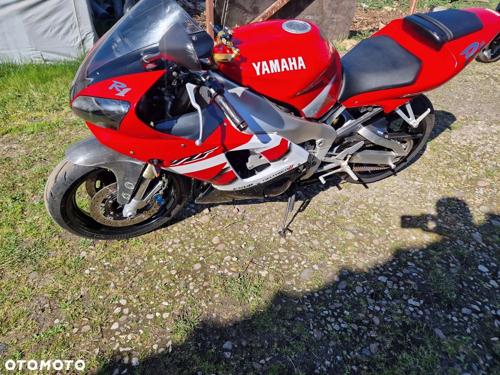 Yamaha R1 - 9