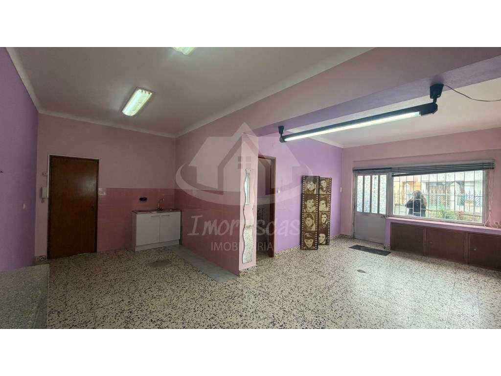 Loja com 35 m² para arrendamento no Bairro de São José, Camarate - Grande imagem: 2/13